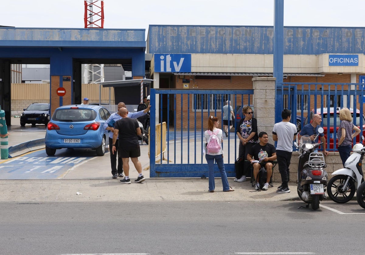 Varios clientes aguardan en la puerta de entrada de la estación de Vara de Quart.