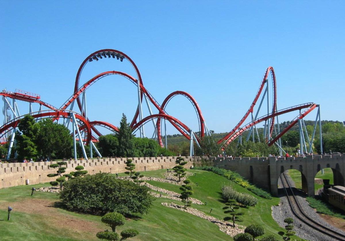 Una de las montañas rusas del parque de atracciones.