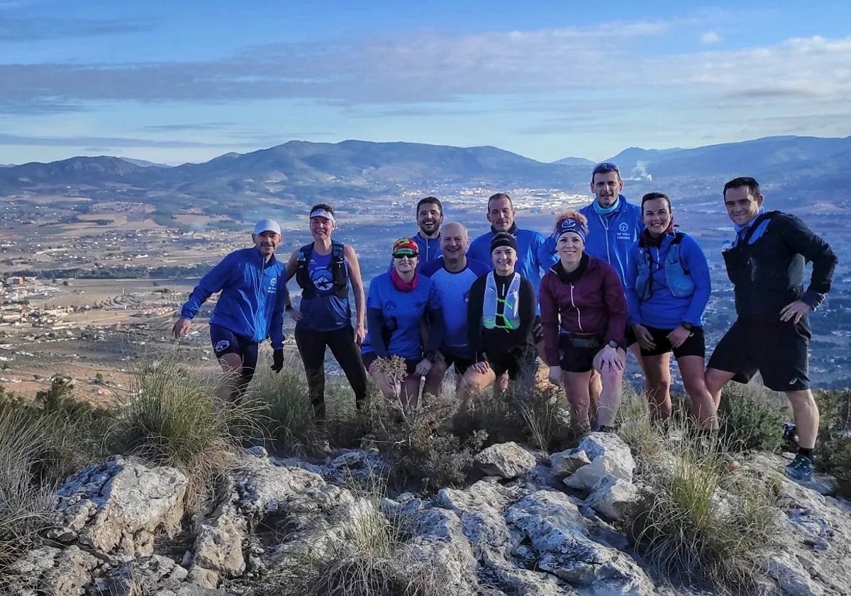 Integrantes del Trail Running Onil durante una de sus salidas a la montaña.