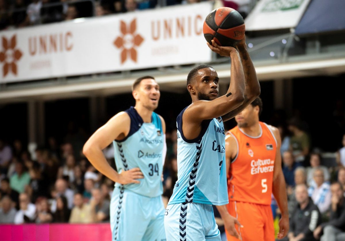 Montero lanza un tiro libre contra el Valencia Basket.