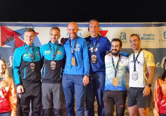 Representantes del Club Trail Running Onil en el podio celebrando un oro.