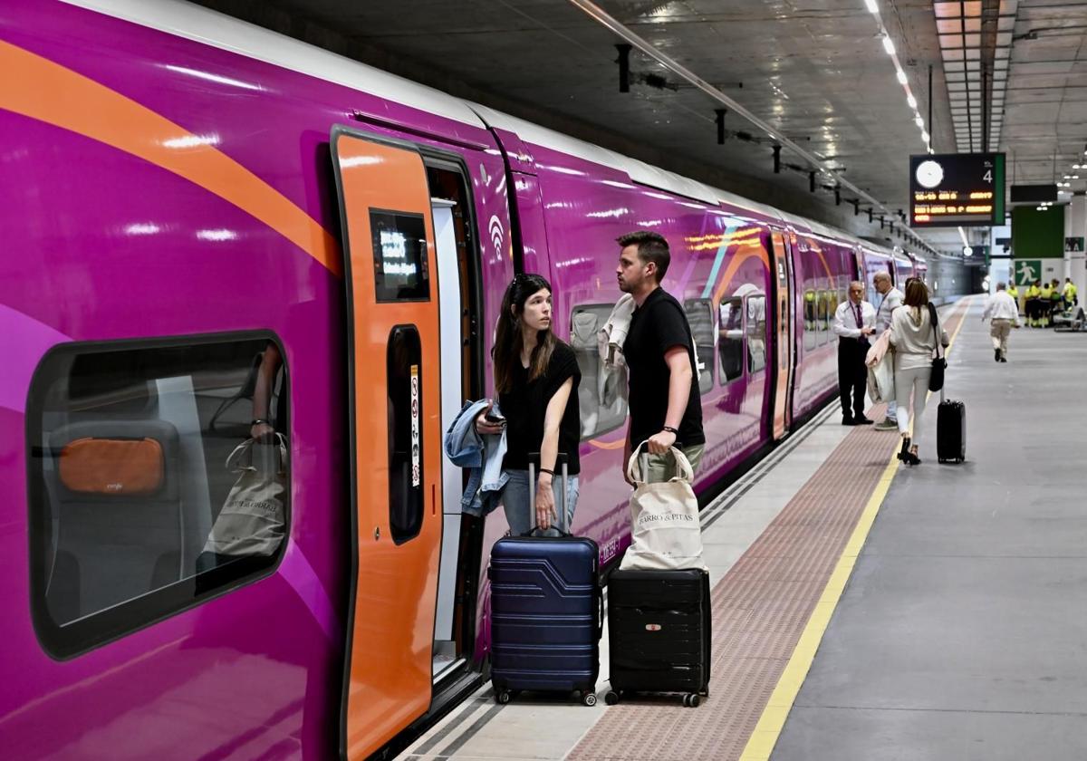 Pasajeros toman un tren Avlo de Renfe.