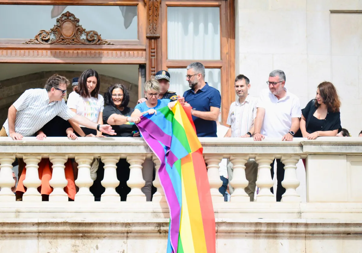 Compromís intenta colgar una bandera LGTBI en el balcón del Ayuntamiento y la Policía Local lo impide