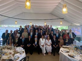 Foto de familia, en la cena del año pasado del Rotary en Xàtiva.