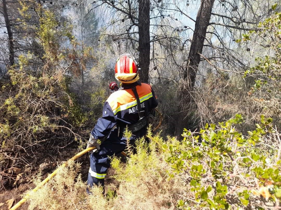 Uno de los voluntarios de ADENE, en la extinción del último incendio.