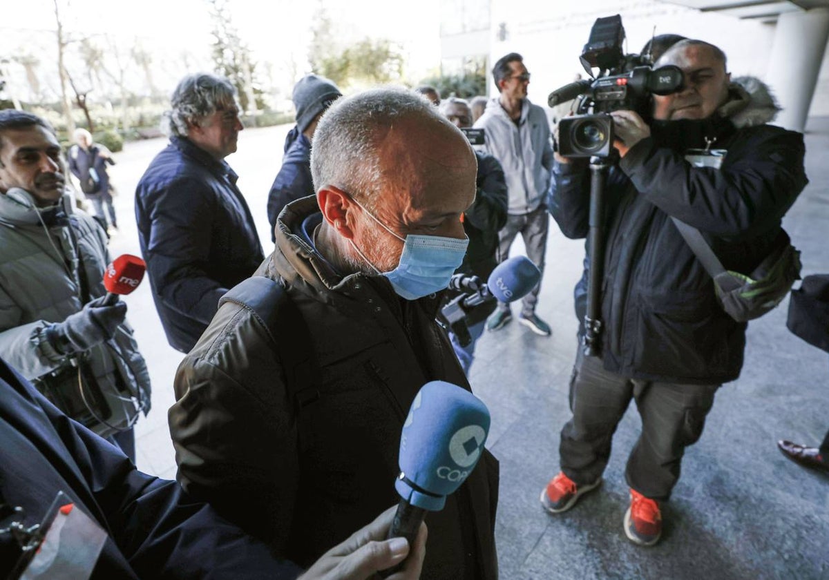 Rafa Rubio, en la entrada a la Ciudad de la Justicia.