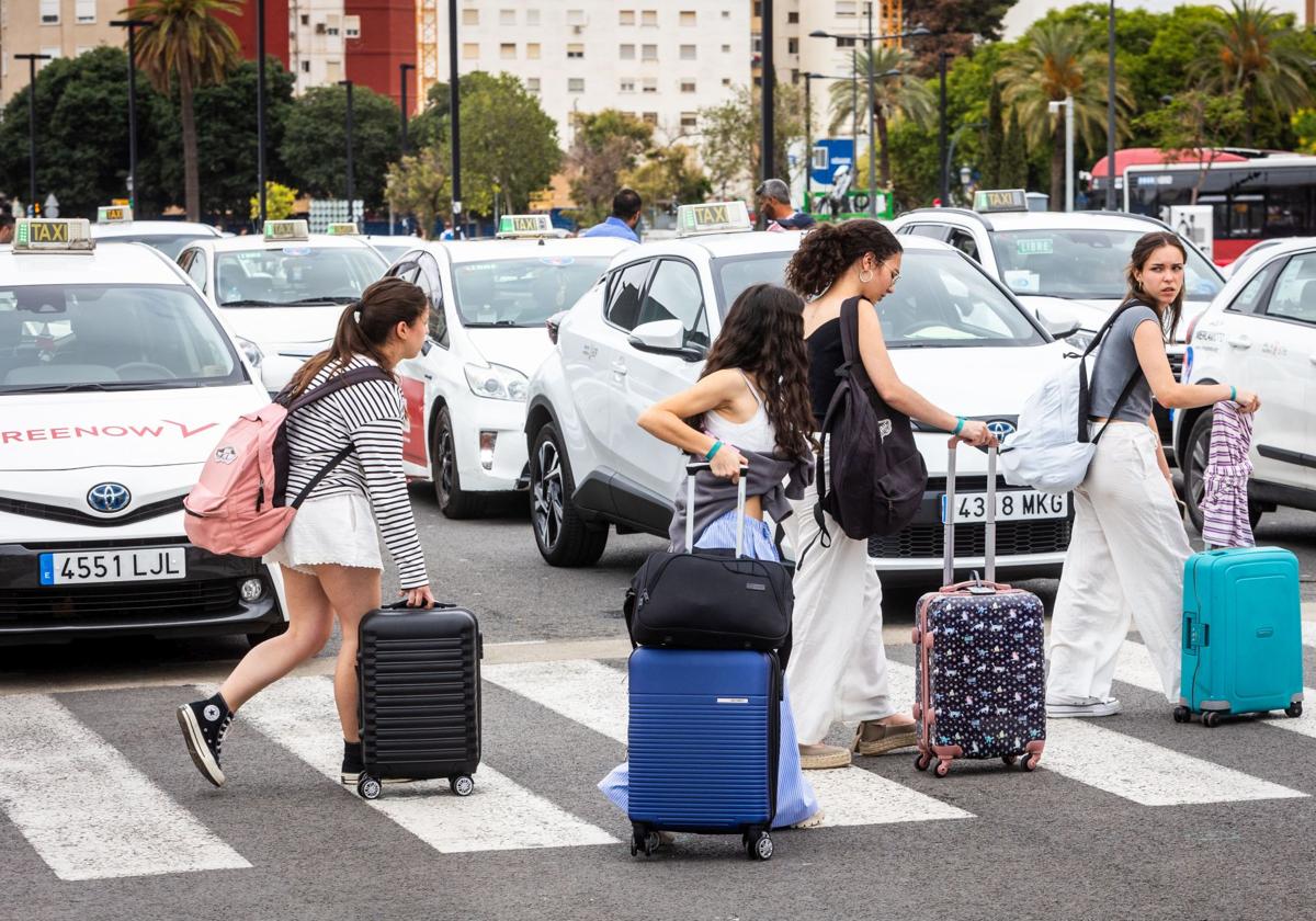 Un grupo de turistas recién llegados a Valencia.