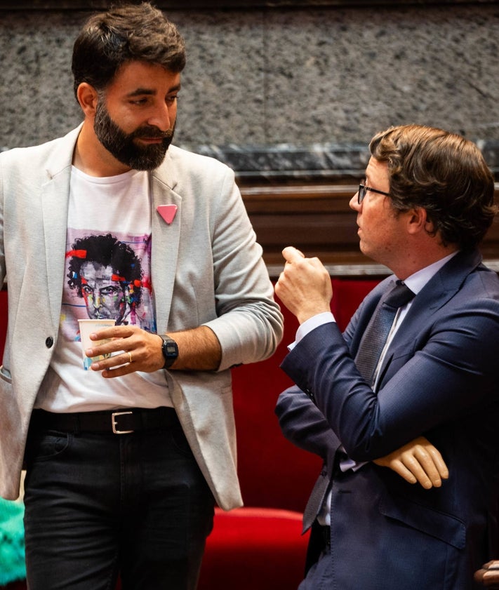 Imagen secundaria 2 - Lío con las banderas LGTBI en el pleno del Ayuntamiento