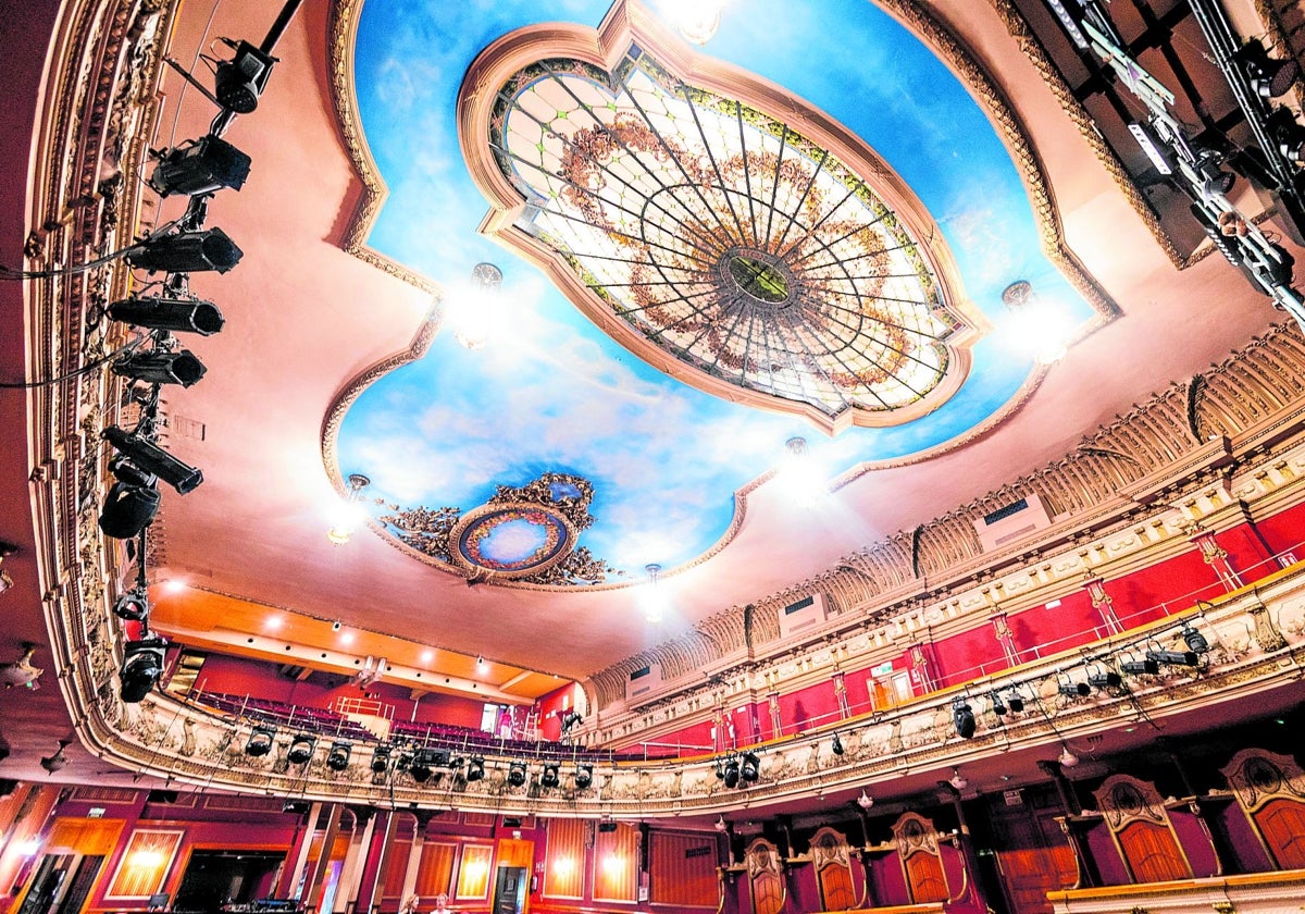 Vista de la vidriera centenaria del teatro Olympia, junto a la que se pintó un cielo de nubes.