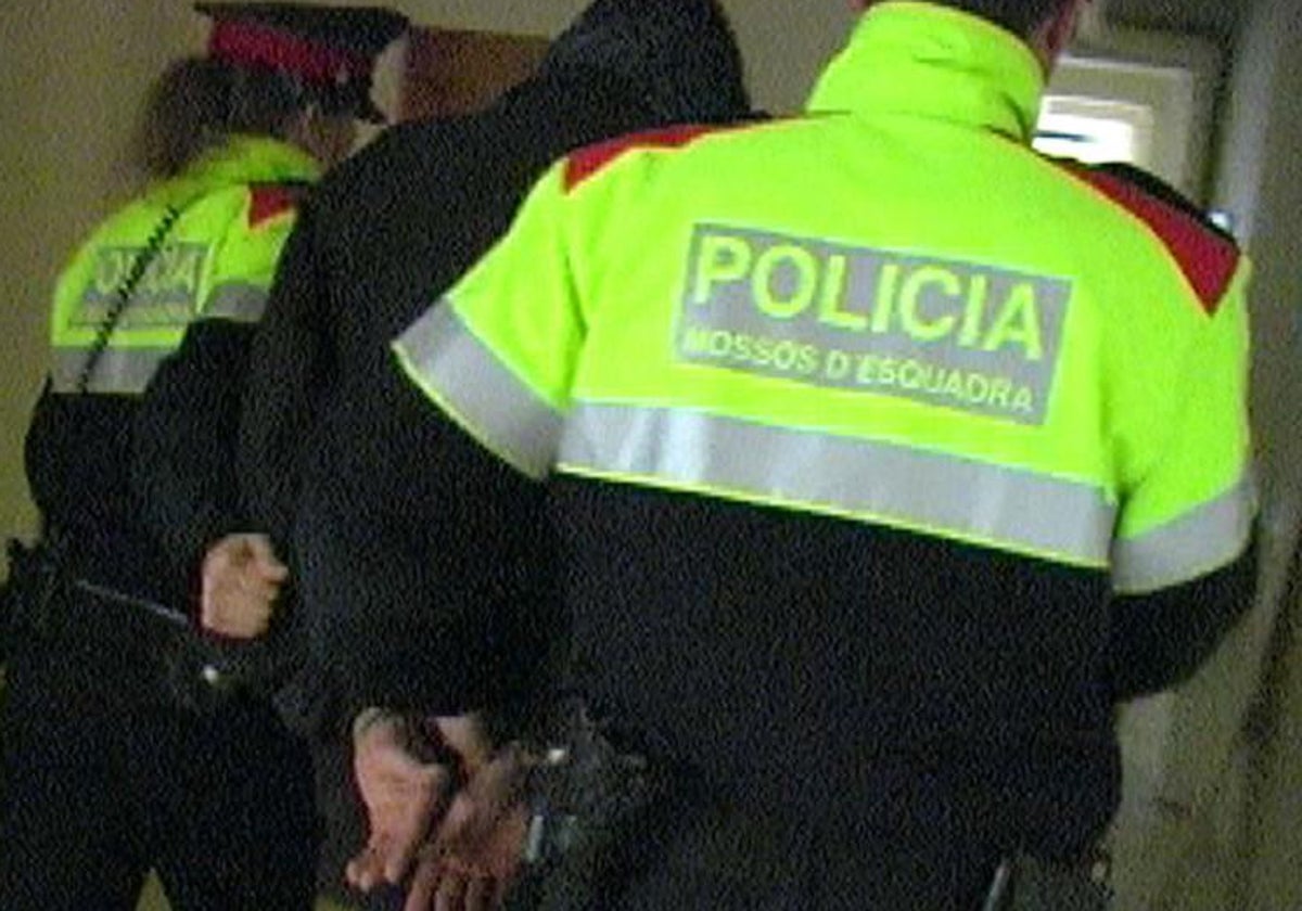 Imagen de archivo de una detención de los Mossos.