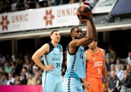 Montero lanza un tiro libre contra el Valencia Basket.