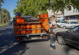 Un trabajador carga una bombona de butano.