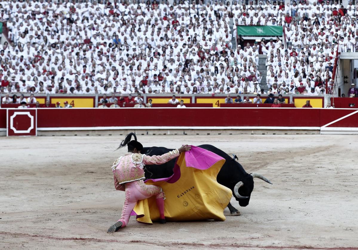 El diestro Cayetano Rivera en una faena, el pasado año, en la Feria del Toro de Pamplona.