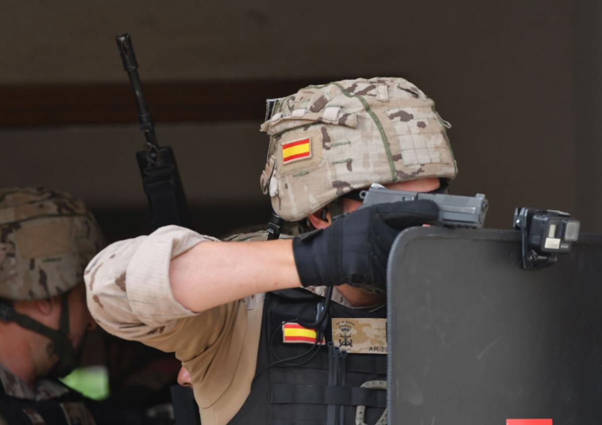 Imagen secundaria 1 - Espectacular ejercicio militar en las Bases de Bétera y Marines