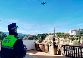 Un agente de la Policía Local conduciendo uno de los drones.