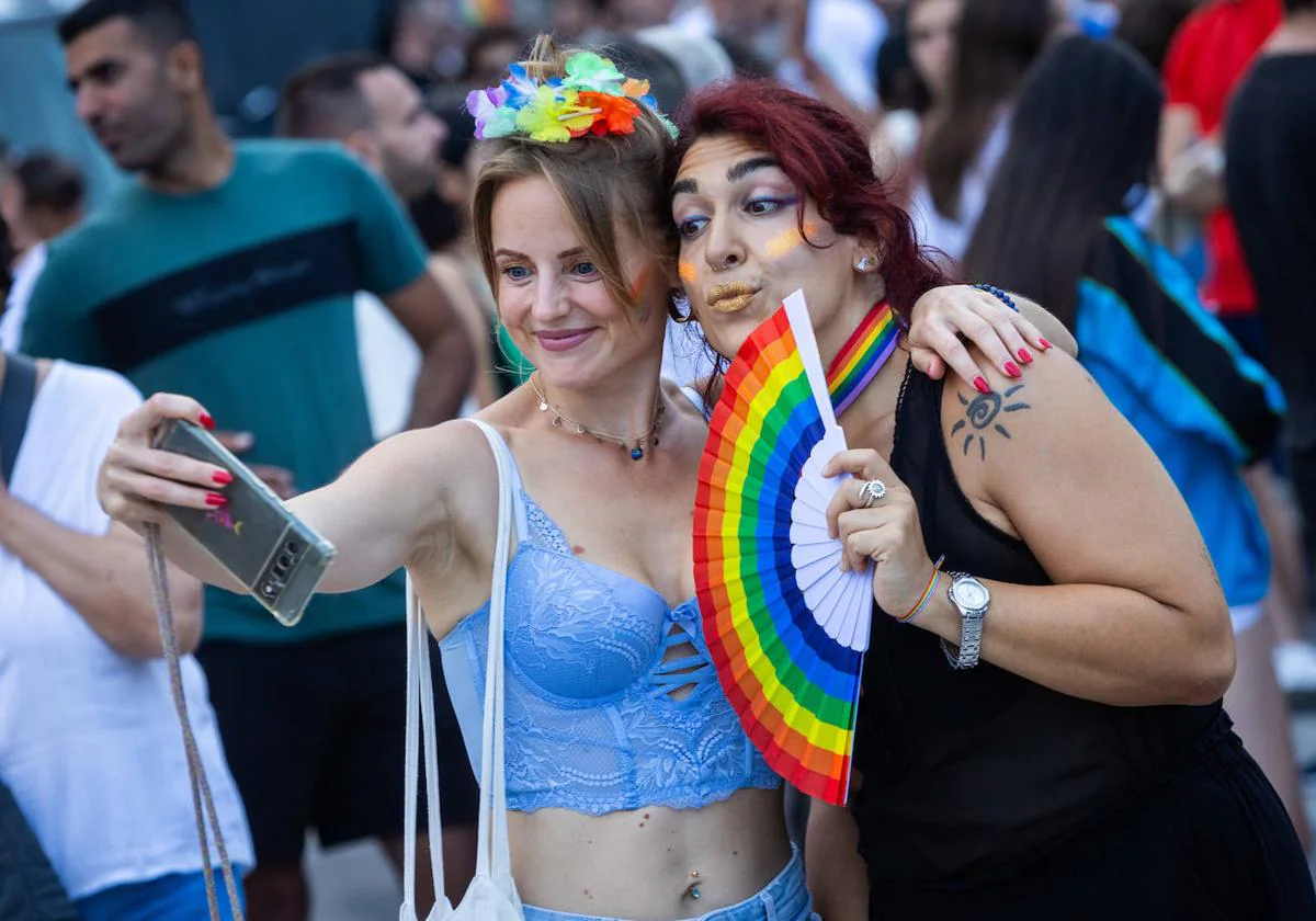 El ministro Marlaska encabeza la marcha del Orgullo más politizada en Valencia