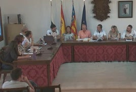 El portavoz del grupo municipal del PSPV, al fondo a la izquierda, en una intervención en el pleno.