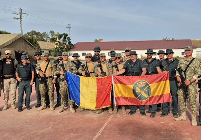 Un grupo de militares y guardias civiles que participaron en el ejercicio.