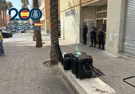 Agentes de la Policía Nacional durante una de las inspeciones, este viernes.