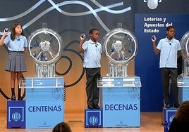 Alguno de los niños y niñas encargados del sorteo del 29 de junio.