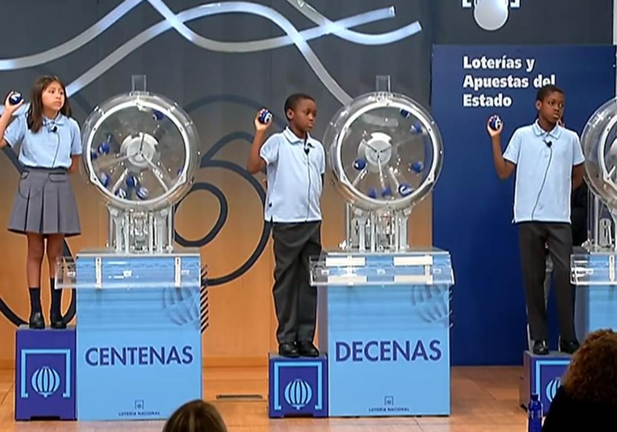 Alguno de los niños y niñas encargados del sorteo del 29 de junio.