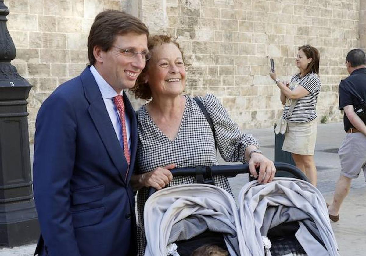 Una mujer se hace una foto con el alcalde de Madrid, presente en la boda