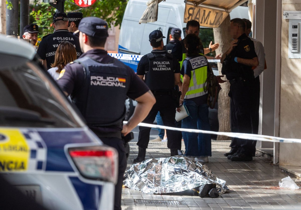 Cadáver del hombre asesinado por su sobrino en un conflicto relacionado con una herencia, junto a la Finca Roja de Valencia.