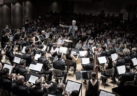 Los músicos de la banda Ateneu Musical l'Horta tocando una pieza en el Palau.