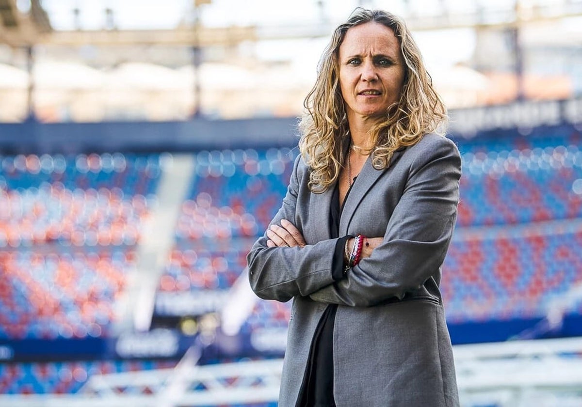 Maider Castillo posando en el Estadio Ciutat de València.