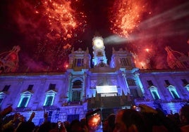 Espectáculo de fuegos artificiales en la plaza del Ayuntamiento de Valencia.