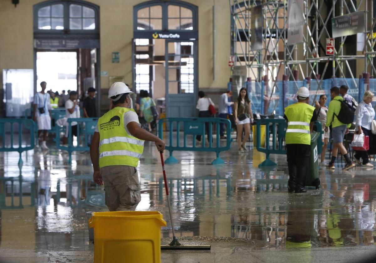 La lluvia se cuela en la Estación del Norte