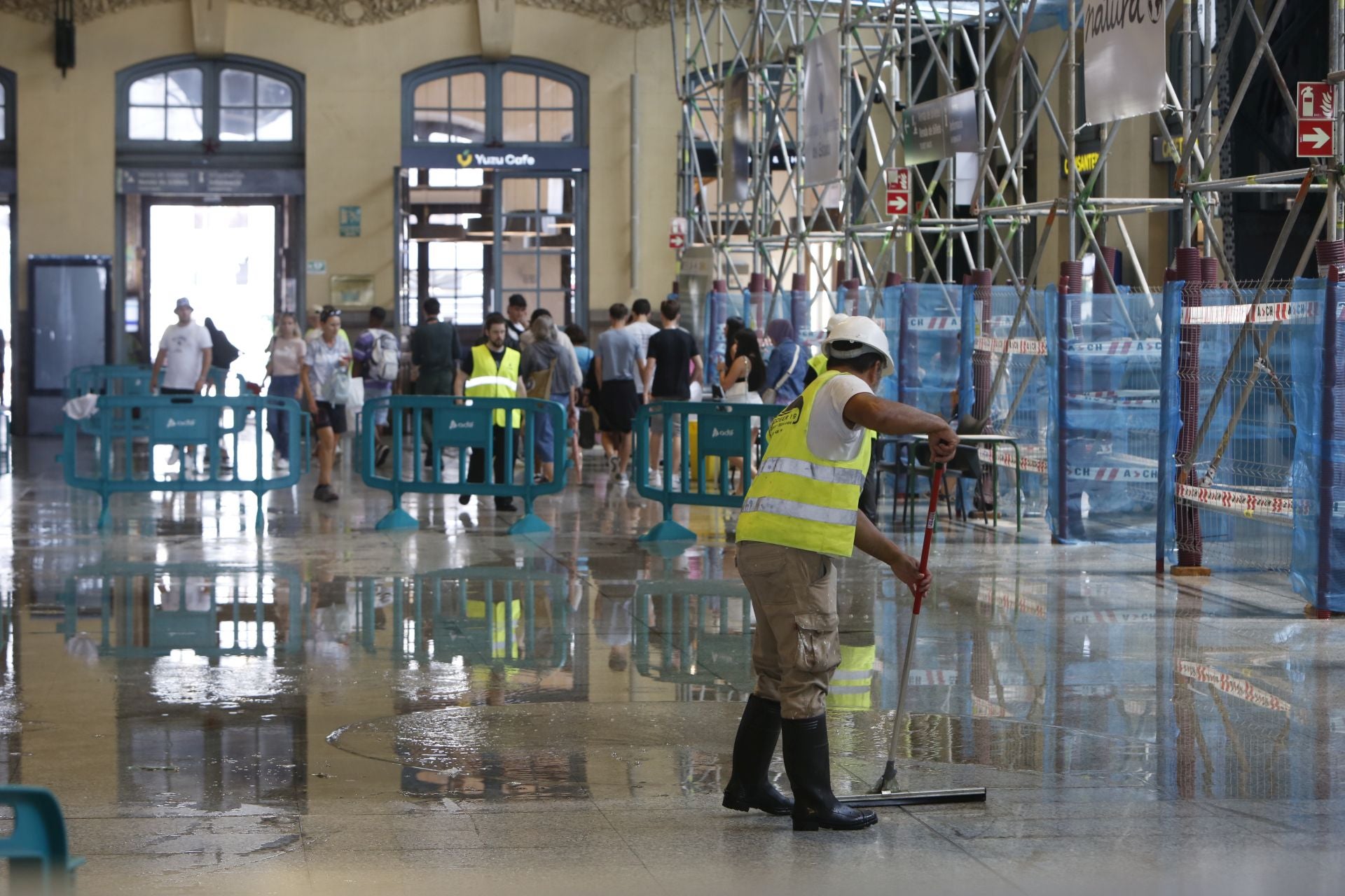 La lluvia se cuela en la Estación del Norte