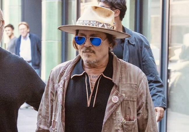 Johnny Depp, con uno de los sombreros que ha creado Genis Whylan.