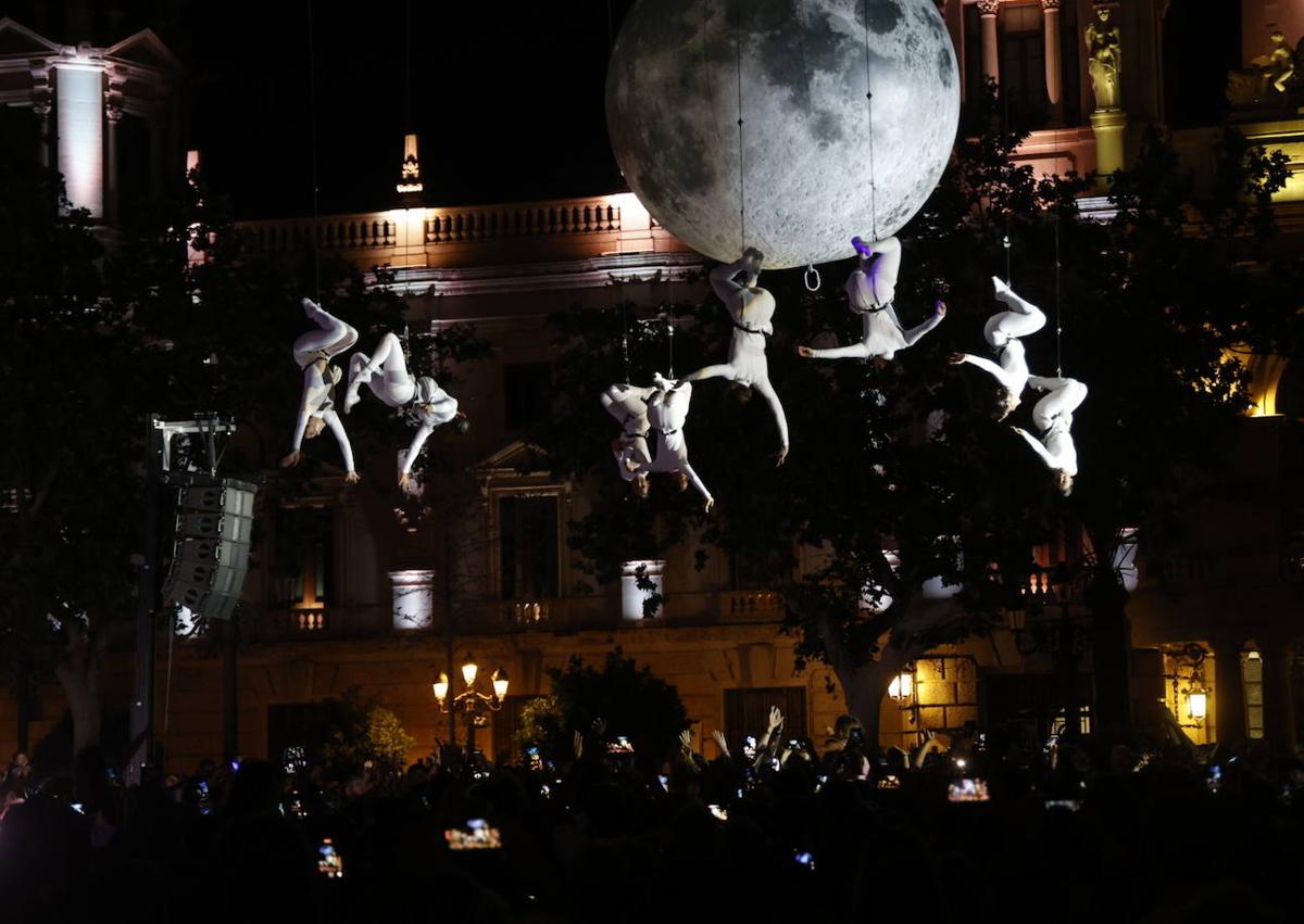 Imagen secundaria 1 - Música, danza y pirotecnia dan la bienvenida a la Gran Feria