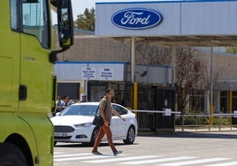 Un trabajador sale de la planta de Ford en Almussafes.