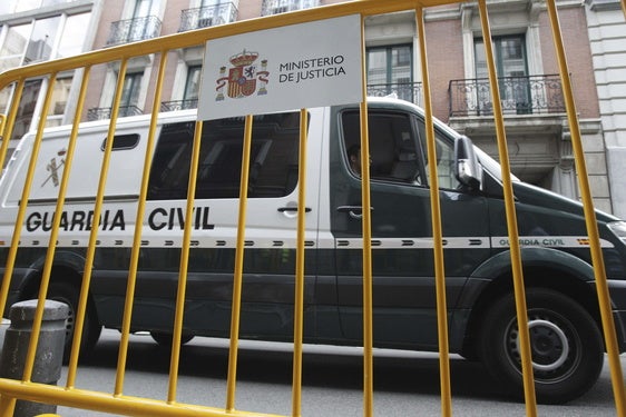 Un furgón de la Guardia Civil, junto a la Audiencia Nacional.