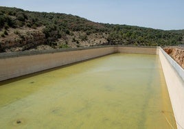 Estado de una de las balsas municipales de Morella, prácticamente vacía.