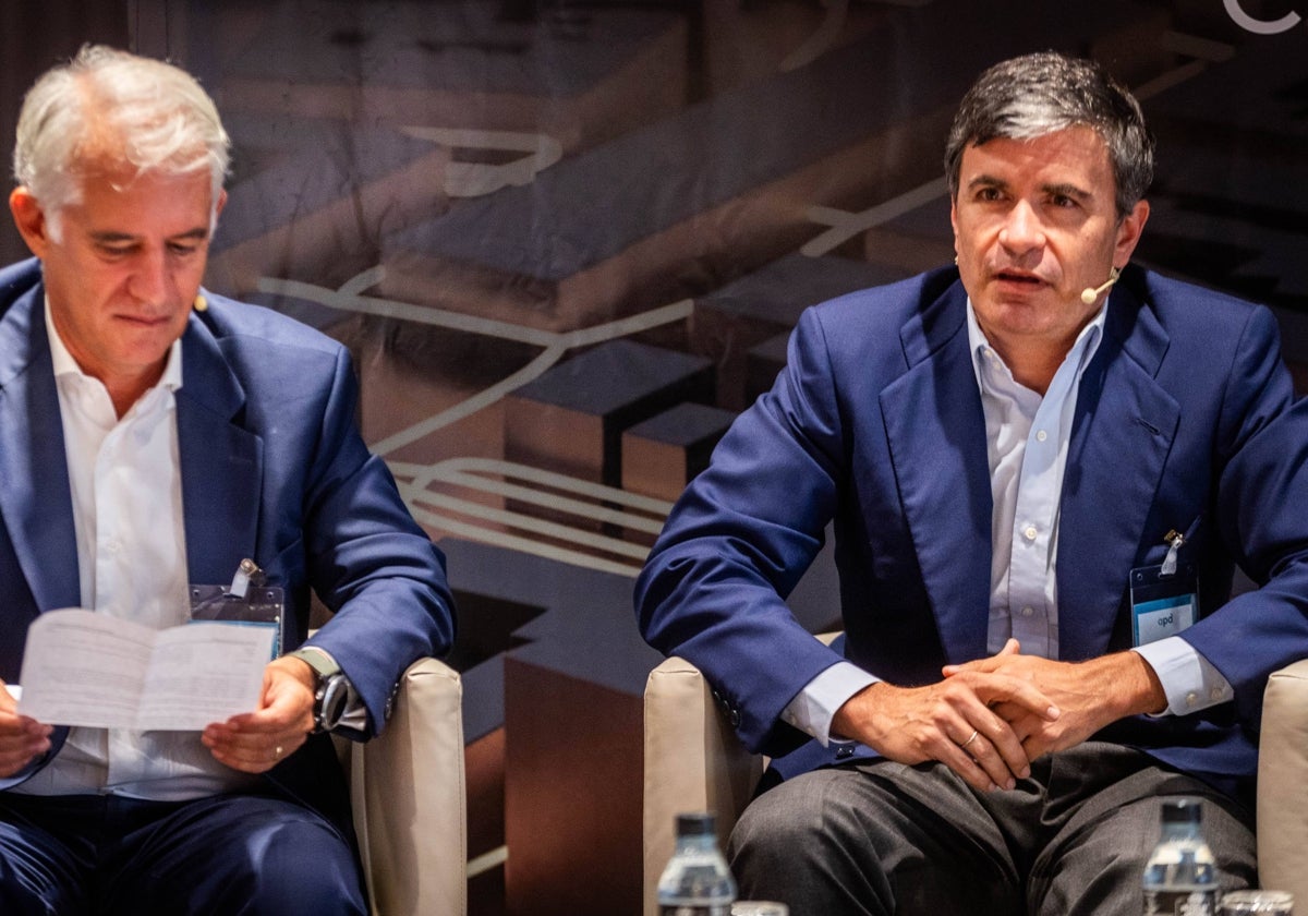 A la derecha, Roberto Centeno, durante la celebración de la mesa redonda organizada por APD.