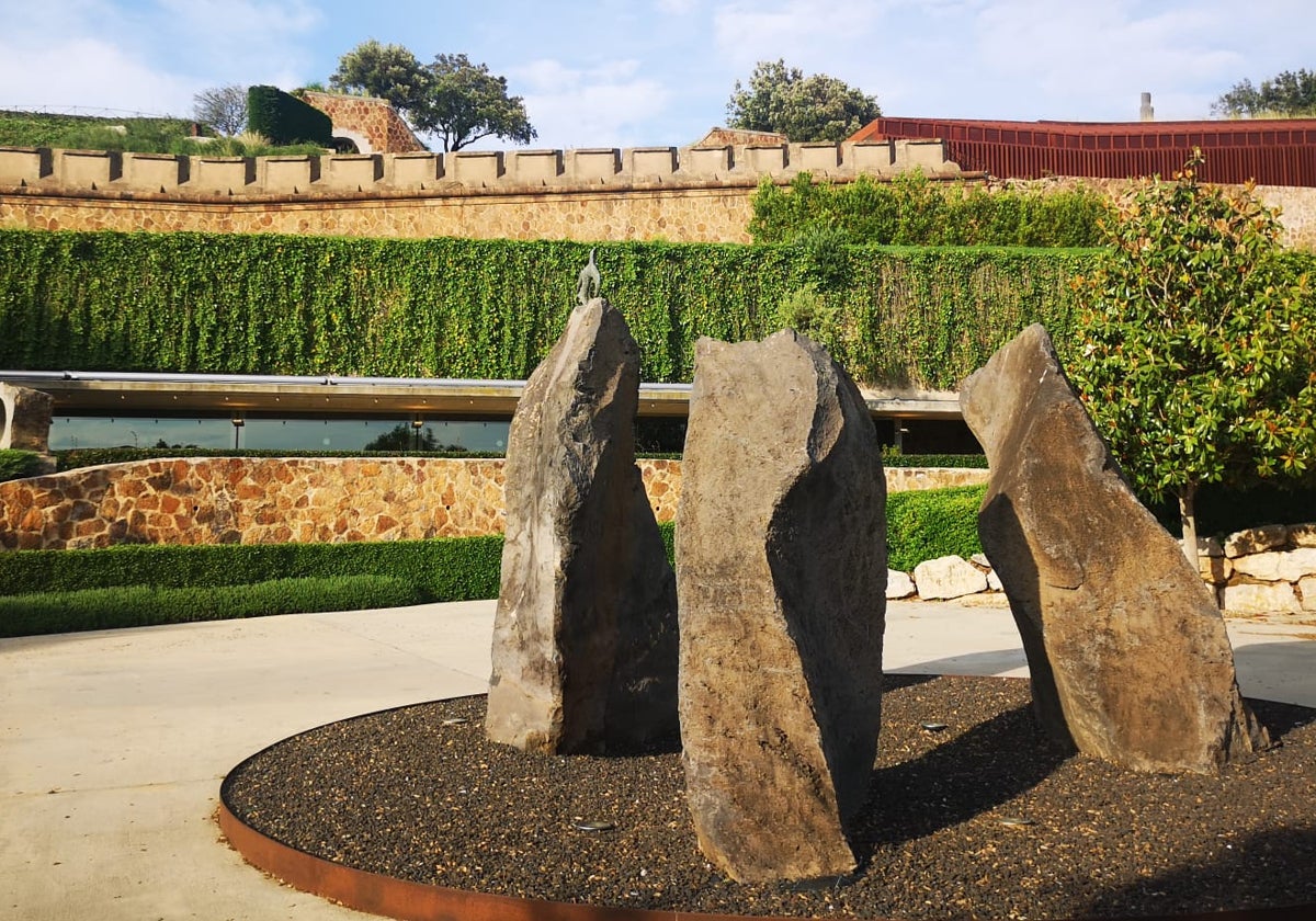 Tres enormes rocas te reciben en Espirit Roca, el nuevo complejo de la reputada saga de hosteleros.