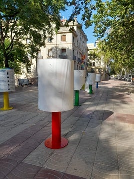 Hilera de banderas de la exposición de la Alameda que fueron rotas.