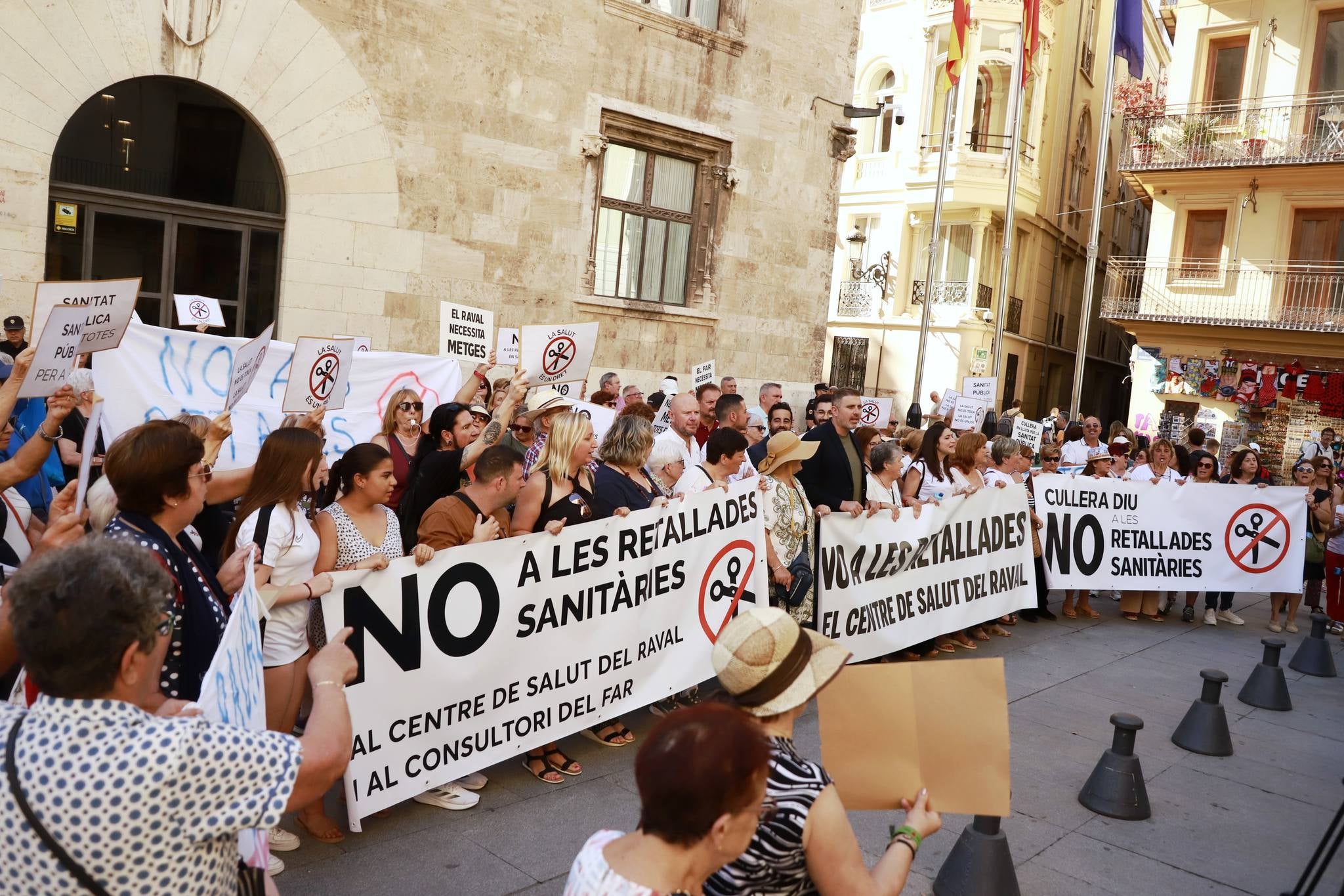 Conentración de los vecinos´de Cullera ante el Palau de la Generalitat.