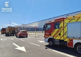 Las dotaciones en la nave afectada por el incendio.