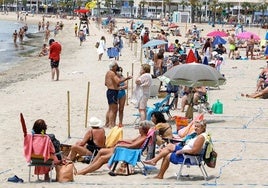 Líneas azules para delimitar las zonas de seguridad en las playas de Benidorm.