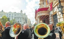 Músicos en la plaza del Ayuntamiento de Valencia.