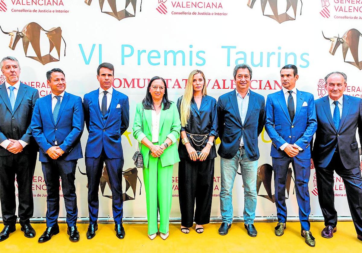 Autoridades y galardonados en los Premios Taurinos de la Generalitat, este martes.