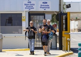 Tres empleados salen de su puesto de trabajo al término de su jornada laboral en la fábrica de Almussafes.