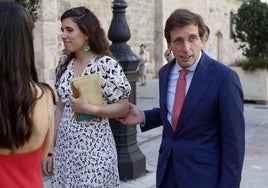 Teresa Urquijo, esposa del alcalde de Madrid, José Luis Martínez Almeida, llevaba un vestido veraniego estampado.