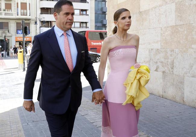 Margarita Vargas, de la mano de su marido, Luis Alfonso de Borbón, duque de Anjou.