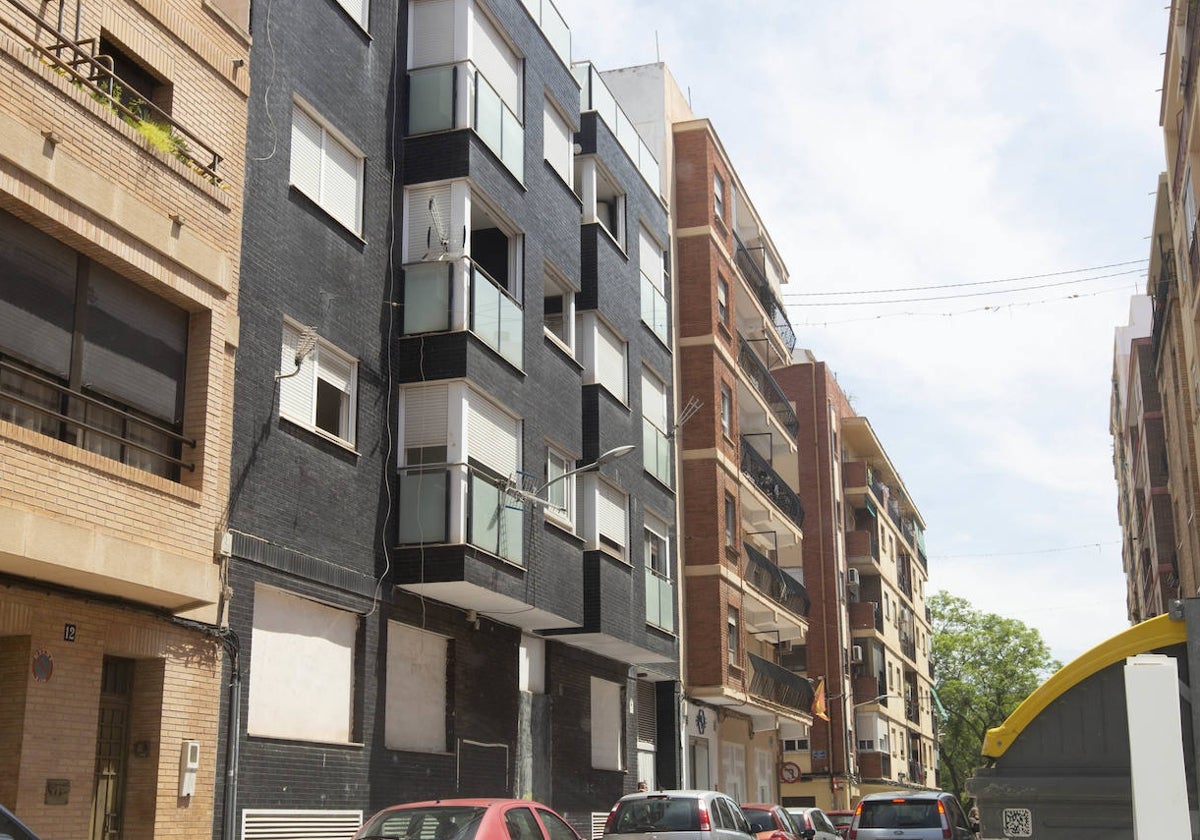 Fachada del edificio ocupado en la calle Berni i Català.