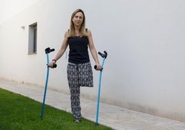 Nuria García García, con muletas, en el jardín de su casa de San Antonio de Benagéber.